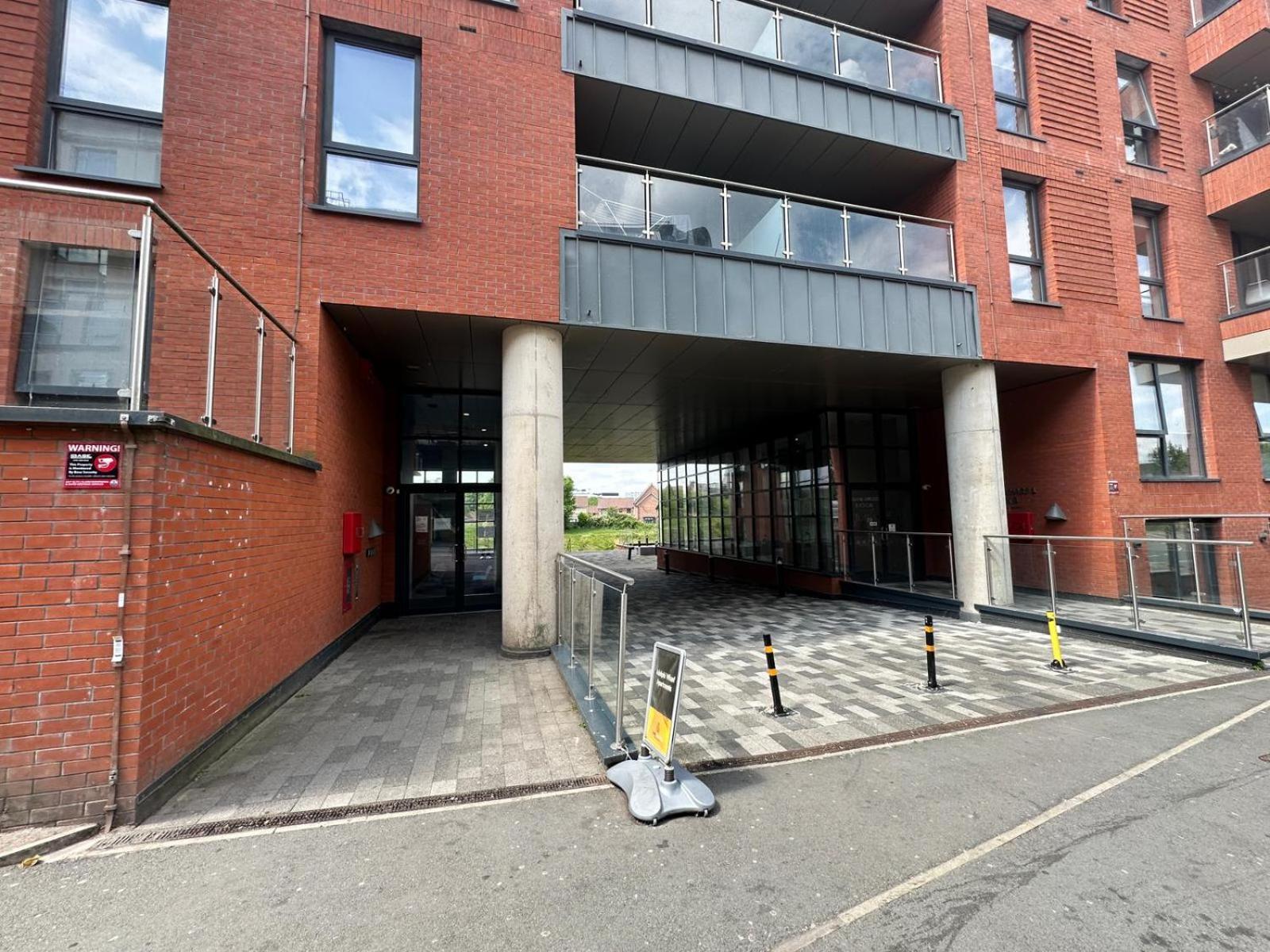 Beehosting Adelphi Wharf