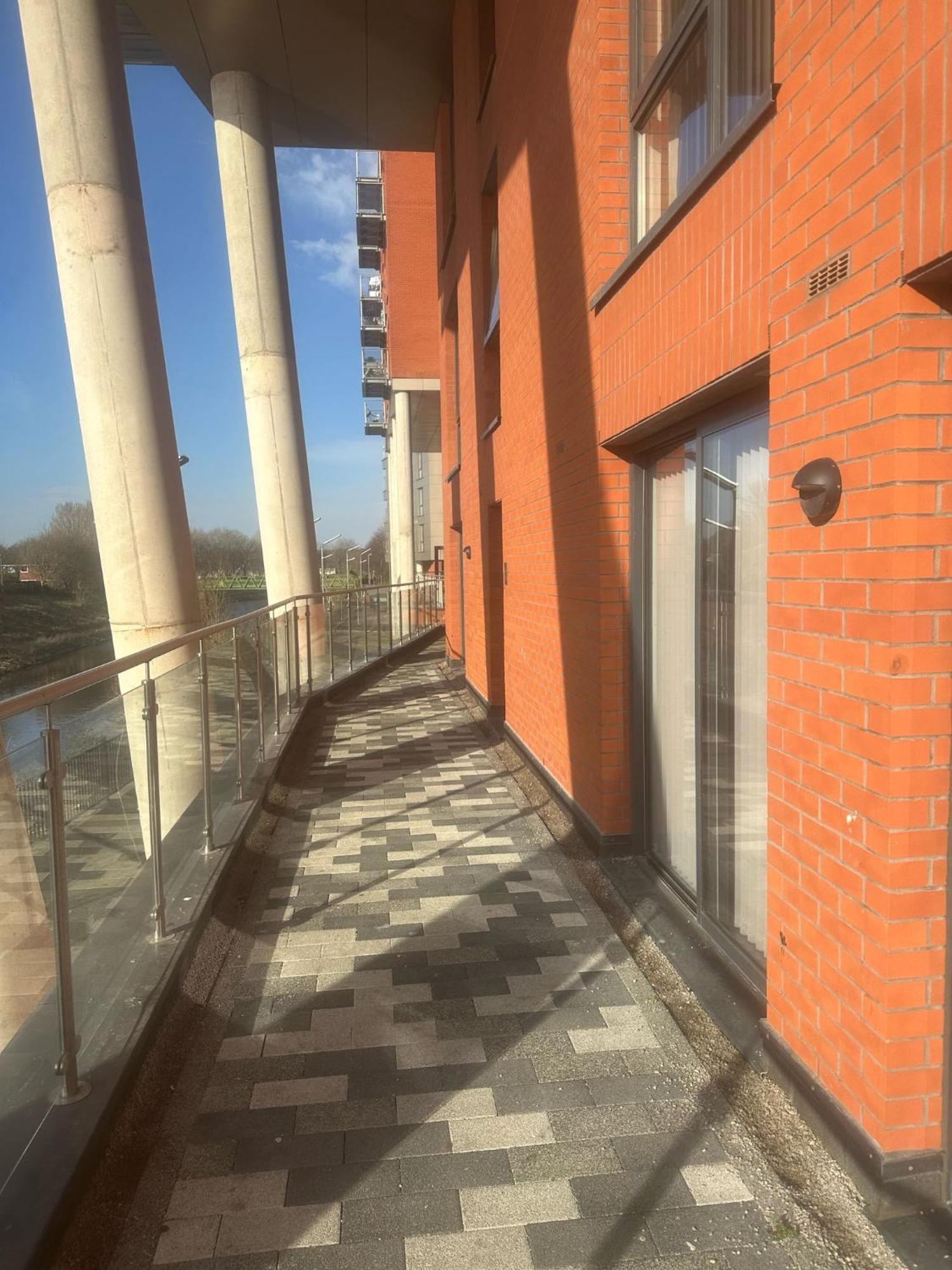 Beehosting Adelphi Wharf